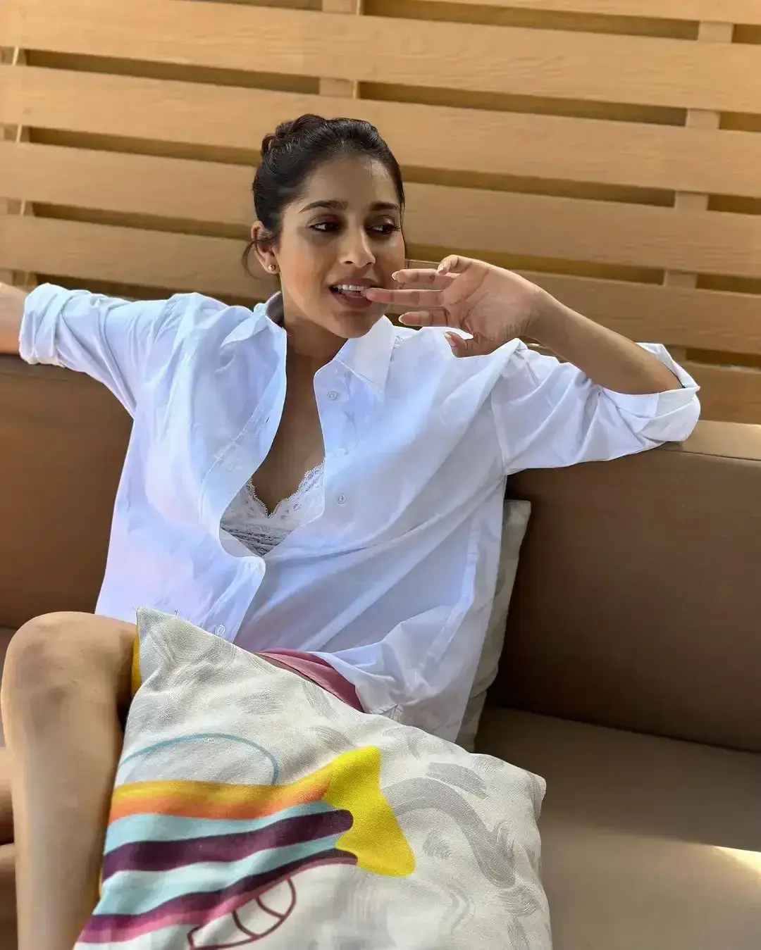 INDIAN TV ACTRESS RASHMI GAUTAM LONG LEGS SHOW IN WHITE SHIRT 6